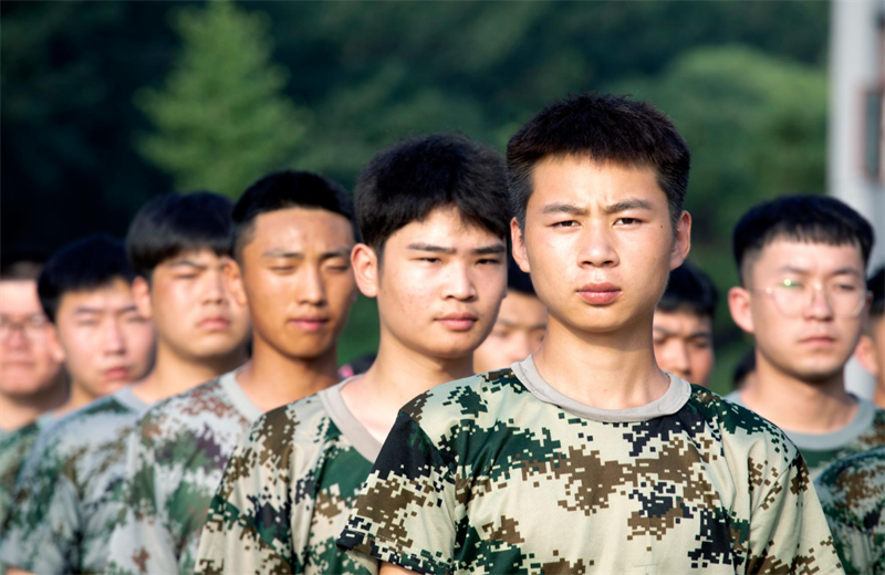 2021年7月6日，人生就是博北京集团百名应届大学生褪下便服换上军装，在训练场上接受为期2天的军训，享受入职前的第一份美好记忆。