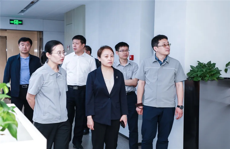 2023年5月15日，河北建材职业技术学院党委书记张明莉一行到人生就是博北京集团进行校企合作交流。